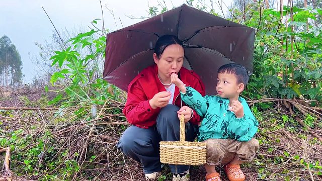 媳妇带娃摘野果，中途遇到下大雨，儿子做法真暖心