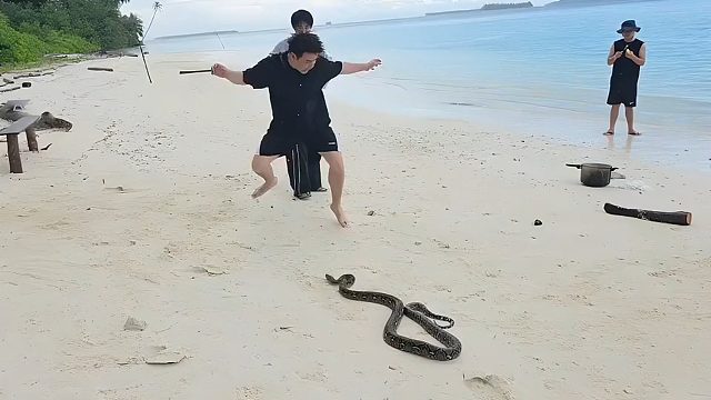 龙锅把英小杰吓毛了，众人笑死，童锦程直呼成都萝莉
