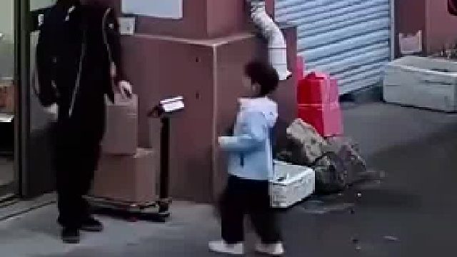 帮被尾随男孩，以为是一出仗义相助，结果闹乌龙！