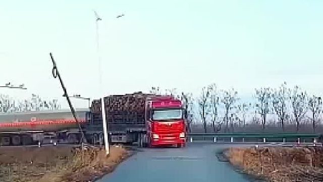 大车转弯停下给小车让路，不料下一秒就被后方驶来的大货车撞上！网友：这种情况责任该怎么划分？