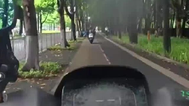 骑电车走非机动车道，迎面大批电车扎堆逆行，男子旁边有道空空荡荡不肯避让，执意和逆行电车正面硬刚！你有什么看法？