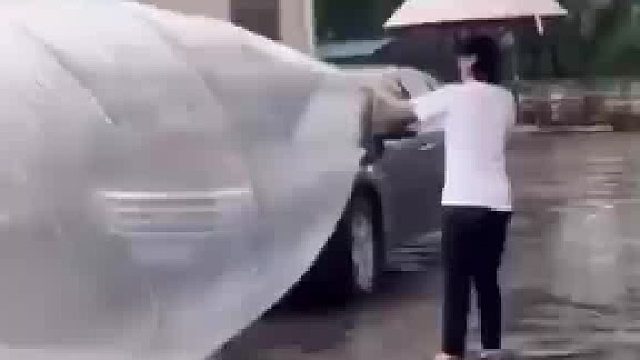 网友把车开进塑料袋