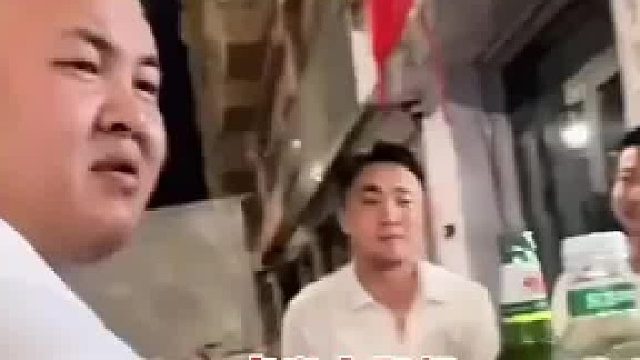 一群人中就我老公一个看起来没受到社会的摧残