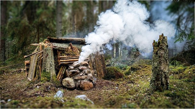 男人在倒塌的大树下搭建庇护所，自制石头壁炉取暖和烹饪美食（1/2）