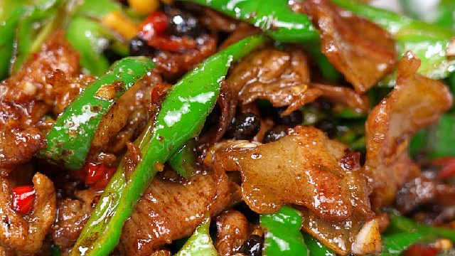 湖南人都会做的一道家常下饭菜辣椒炒肉，随便炫个三碗米饭不在话下。