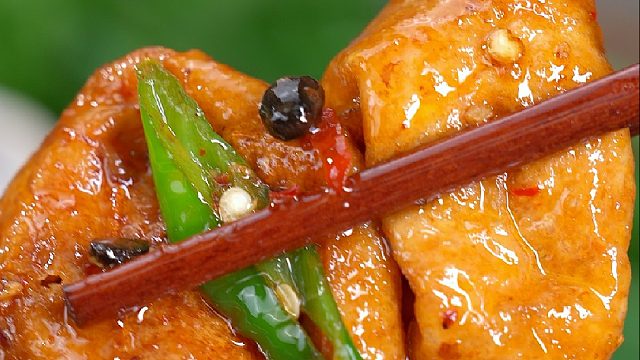 成本不到五块，就能在家做出一道好吃又下饭的青椒油豆腐
