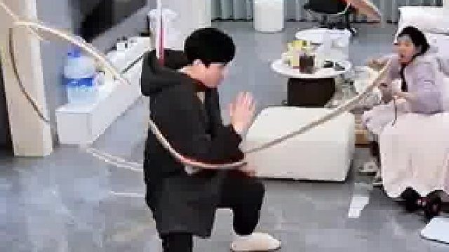 男子自制的捆绑机，轻轻松松就能把自己捆起来