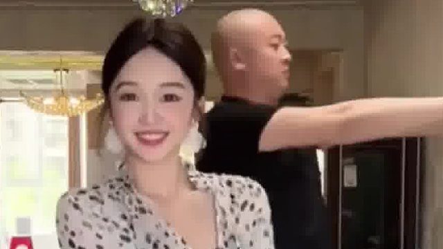 女子拉着老公一起来跳舞，没想到老公却越跳越远了