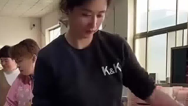 第一个干到冒烟，网友质疑，中间这位是关系户吧？
