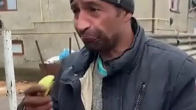 俄大叔畅饮，自认勇猛，镜头转向：这才是真大佬