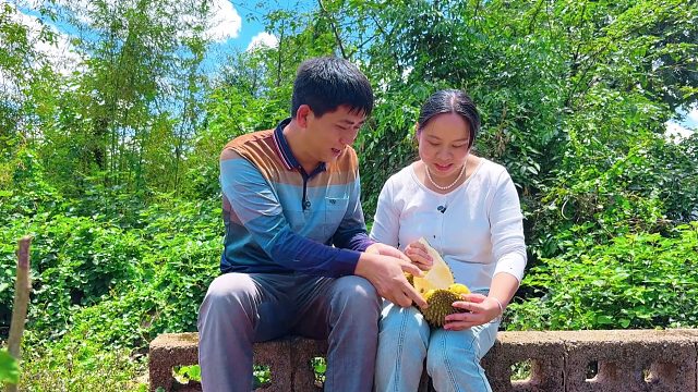 老公爱吃榴莲，媳妇花14元买了1个，掰开发现赚大了