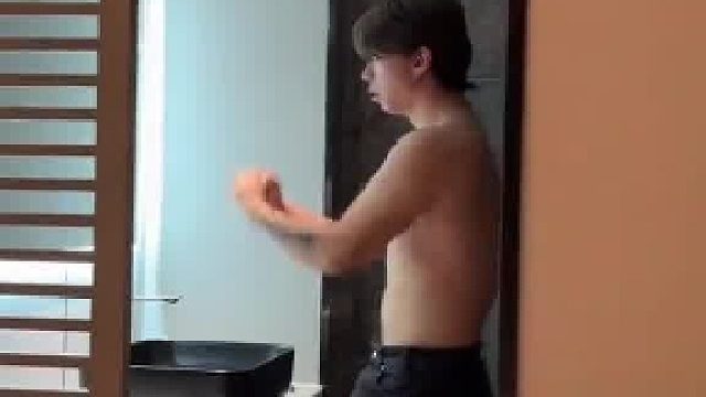 发型的重要性，戴上假发和去掉假发简直是两个人