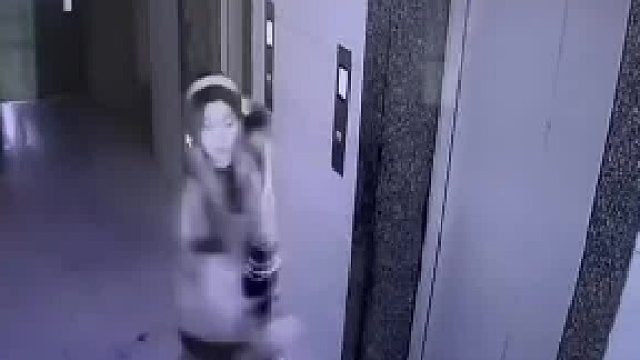 狗当着主人的面将男子咬了 ,没想到狗主人不认账 说她的狗不咬人 ,男子：监控已经记录了整个过程 可对方就是拒不承担责任 打针啥的全程都是我自己负责