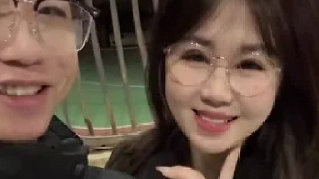 戴眼镜，穿风衣的，这种是真花，