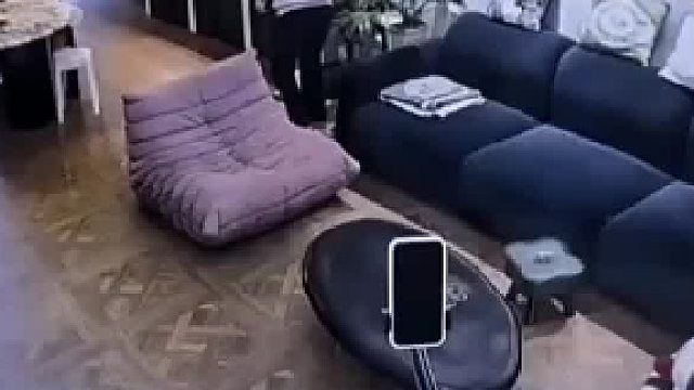 假期女子一家出去游玩让保姆回家，保姆因车费贵没回去在女子家