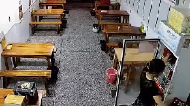 老板听从顾客建议，连夜给冰箱换了位置又加张桌子，老板：看着顺眼了 客人都来的多了！