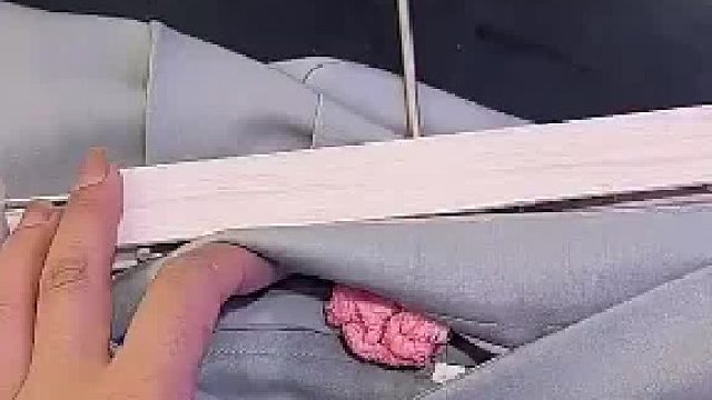 女生试完衣服砍价太狠，老板没同意就往衣服粘了脏东西