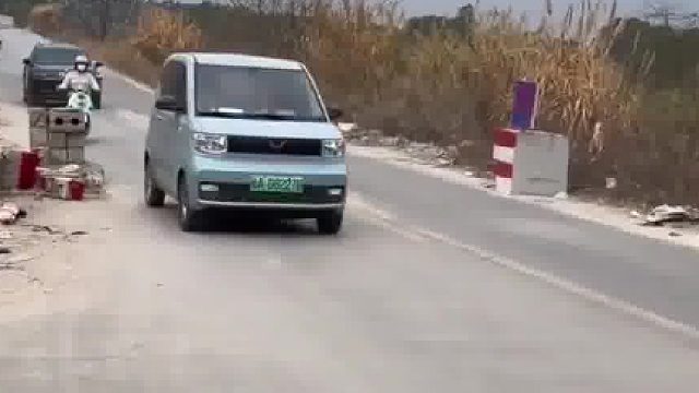 黑车太大卡半路，这减速墩真管用