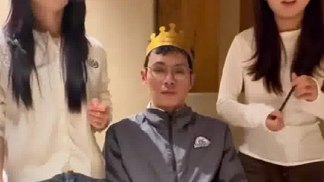 两位妹妹给哥哥送上祝福，结果给哥哥吓坏了，网友：二选一了