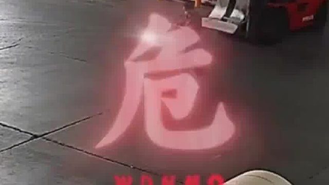 叉车司机与工人都没有注意到对方，叉车剐蹭到工人的头并从其脚上压过！！！