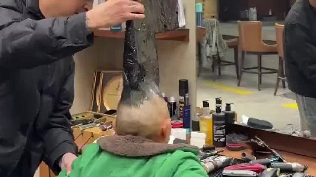 男子做了个“大刀”发型，高度比他本人还高，网友：你是在模拟刀把手吗#微博兴趣创作计划#