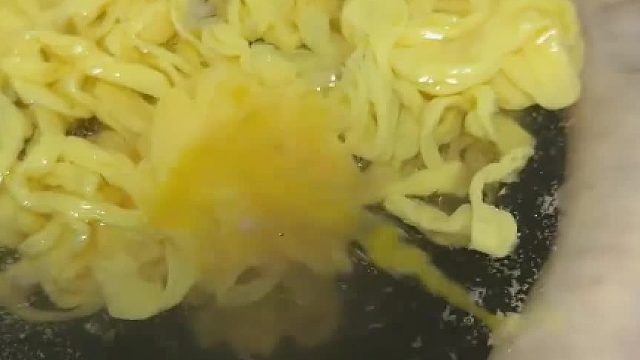 女子在家煮鸡蛋肠，没想到漏了个洞直接漏出来了，网友：吃面条都要鸡蛋现做