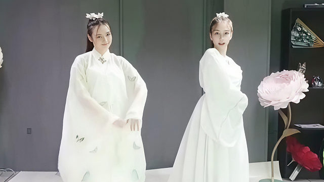 俄罗斯姑娘才艺表演23.12.20_双人舞05