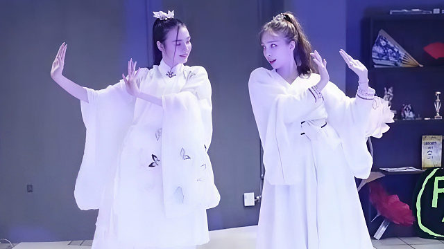 俄罗斯姑娘才艺表演23.12.20_双人舞07