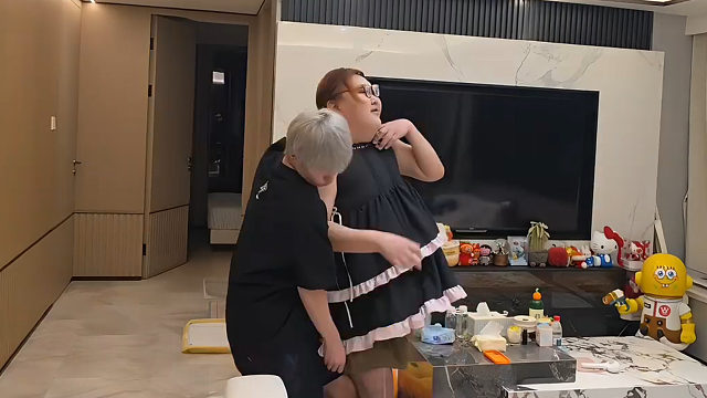 志龙太有节目了，拱火童锦程公主抱西瓜妹妹，童反手就是过肩摔