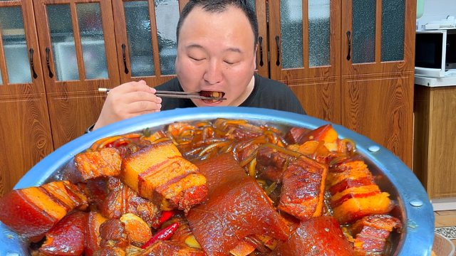 冰箱里有块五花肉，阿强做五花肉炖粉条，肥而不腻，下饭神器
