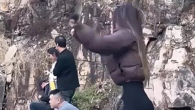 美女钓鱼一套一套的，把旁边的大哥就吓一跳