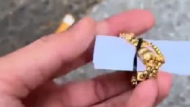 男子捡到带纸条项链，察觉异常果断丢弃