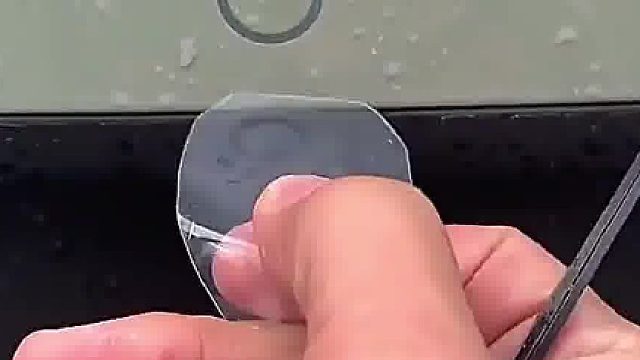 下雨天倒车影像看不清，车主心灵手巧的给它做了雨衣