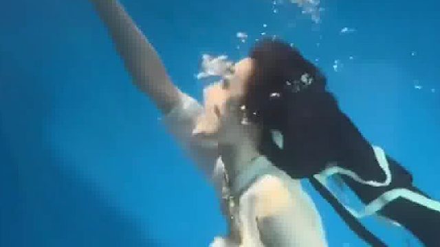 美女刚潜入水下，没想到上面男子的举动太离谱，网友：美女气得直冒泡