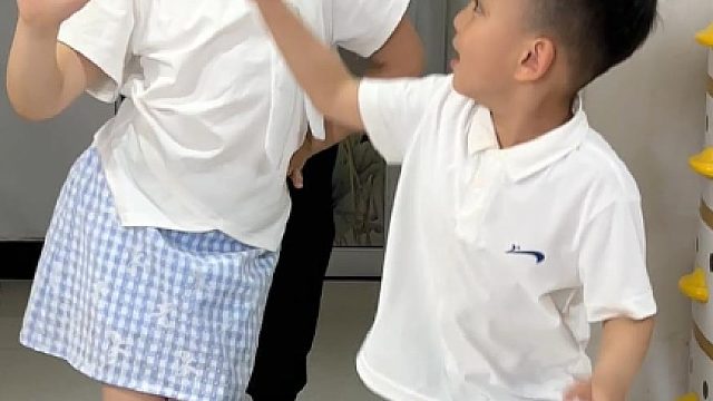 没有华丽舞台 只是温馨日常，闺女随心起舞祖孙同乐，幸福简简单单就好