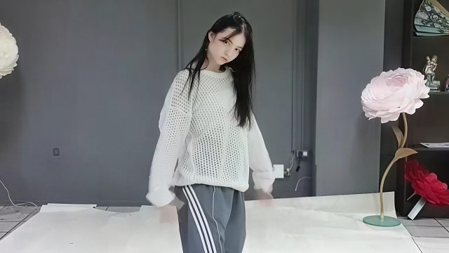 俄罗斯姑娘才艺表演23.12.21_铁锤(安吉丽娜)00