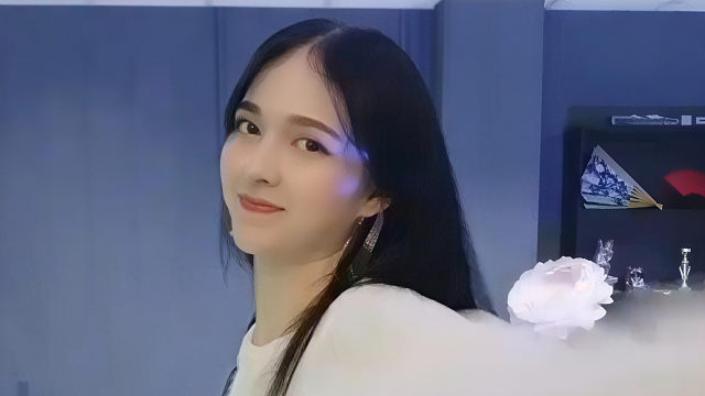 俄罗斯姑娘才艺表演23.12.21_铁锤(安吉丽娜)03