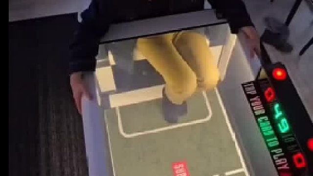 这双腿引发他在桌上足球桌前的害羞反应