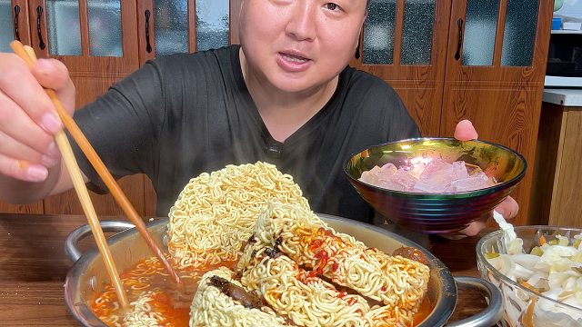 不知道该吃点啥，简单来个夹生面吧。
