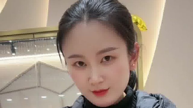 女子试戴金镯，老公一句取不下就买，销冠立马秒懂化身助攻王