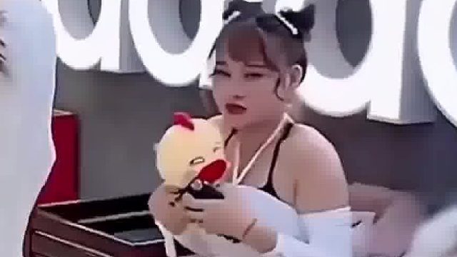 美女抛绣球遇冷场，三小伙退缩避烫手