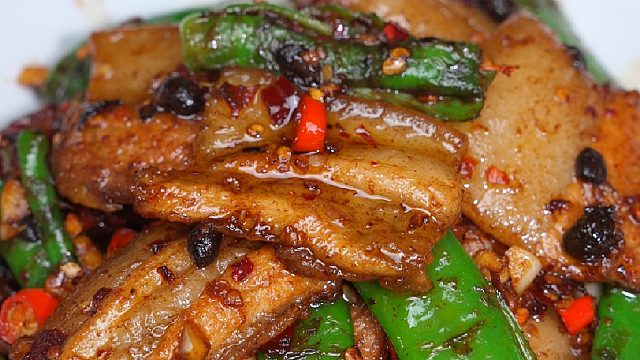 喜欢吃回锅肉的一定要跟我这样做，加点豆豉青椒，香辣入味
