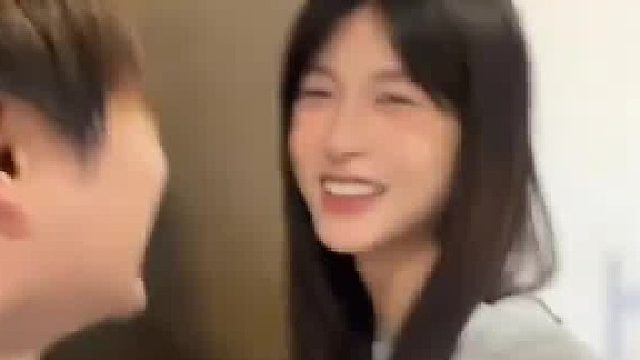 怀孕五个月肚子依旧平平如也，老公忍不住发出询问，女子：去产检的时候医生还说偏大