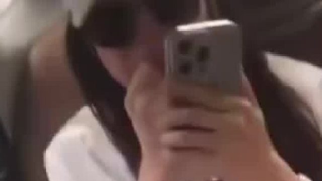 脚踩手扶车箱 司机让其放下女子边拿手机拍摄说害怕