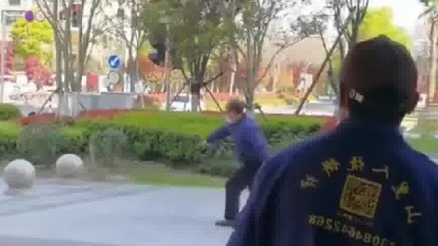 男子在背后放炮，大爷吓得一激灵