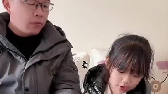 不愧是亲生的，爸爸喝酒那一套，被女儿学得明明白白