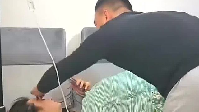男子体贴的照顾躺着的妻子，丈夫转身那刻世界观崩塌了。