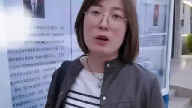 男子接老婆前先擦她照片，这换谁都很无语吧