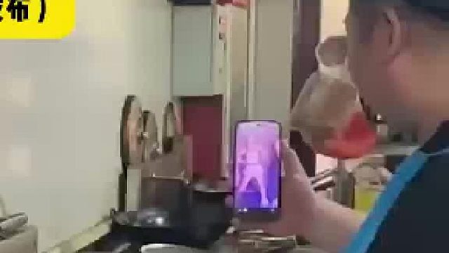 大厨炒菜时低头刷视频 旁边同事悄悄把大鱼换成小鱼