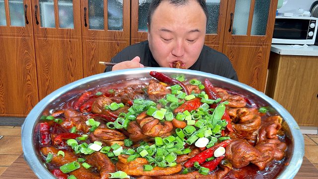 老丈人送来点肥肠，阿强做江油肥肠，辣爽过瘾，扒饭停不下来